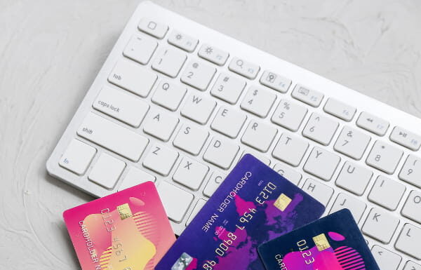 So Sánh Thẻ ATM và Thẻ Tín Dụng: Điểm Khác Biệt và Ưu Điểm the-atm-va-the-tin-dung